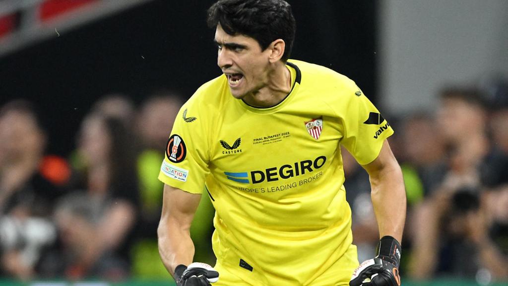 Yassine Bono, celebrando la victoria del Sevilla en los penaltis de la final de la Europa League