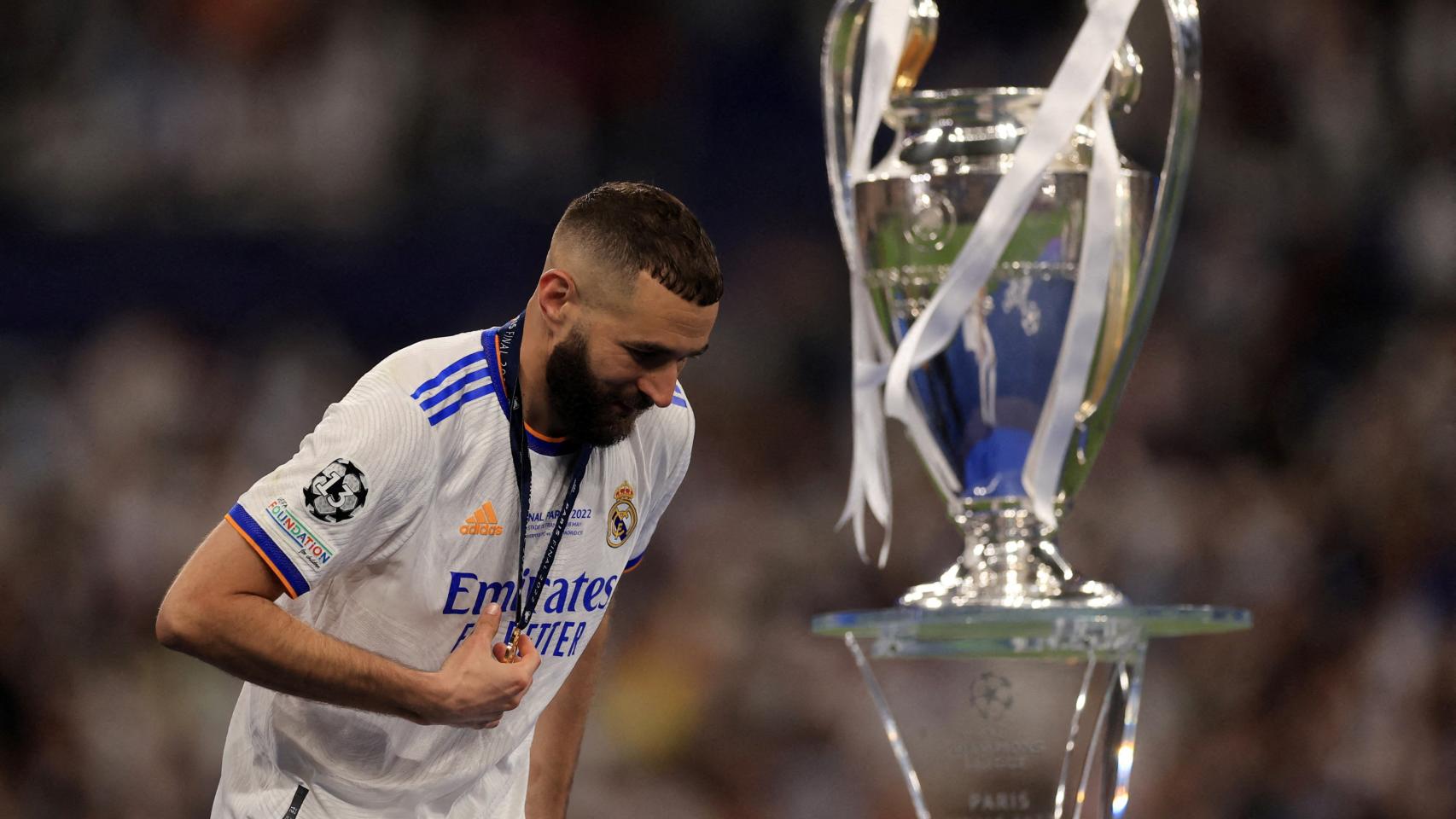 Karim Benzema junto al título de la Champions