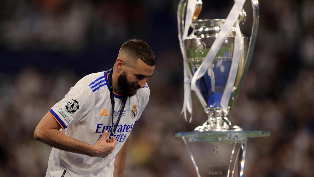 Karim Benzema junto al título de la Champions