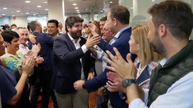 López Miras, este miércoles por la noche, recibiendo el cariño de los militantes del PP en la Región de Murcia por su victoria en las urnas.