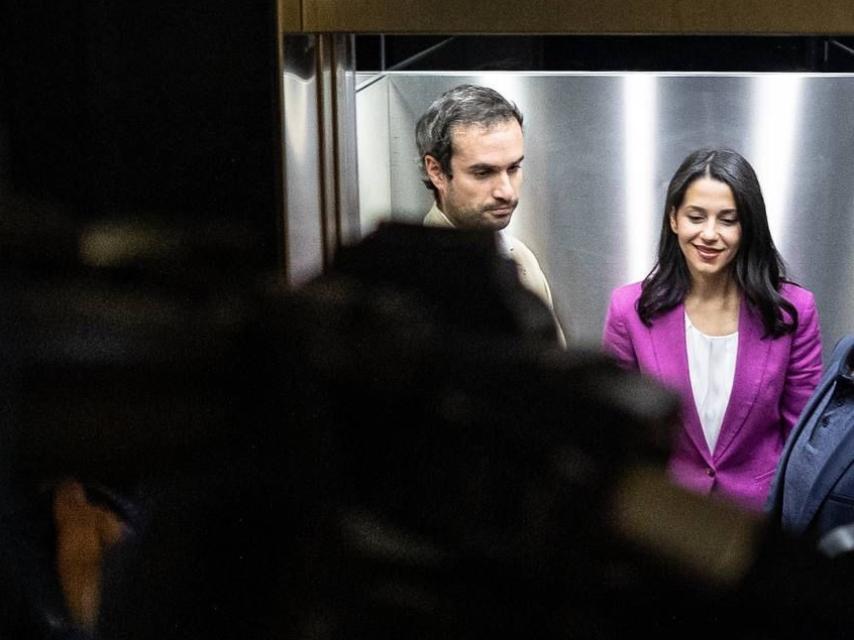 Inés Arrimadas, junto a David Martínez, su jefe de gabinete; en el ascensor del Congreso. Día de su adiós.