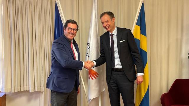 El presidente de la CEOE, Antonio Garamendi (i), y el presidente de la patronal sueca, Fredrik Persson (d).