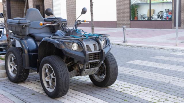 Quad aparcado en la calle.