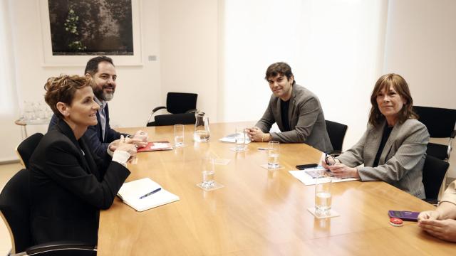 La candidata del PSN a la Presidencia de Navarra, María Chivite (i) inicia los contactos para intentar formar Gobierno con la cabeza de lista de Geroa Bai, Uxue Barkos.