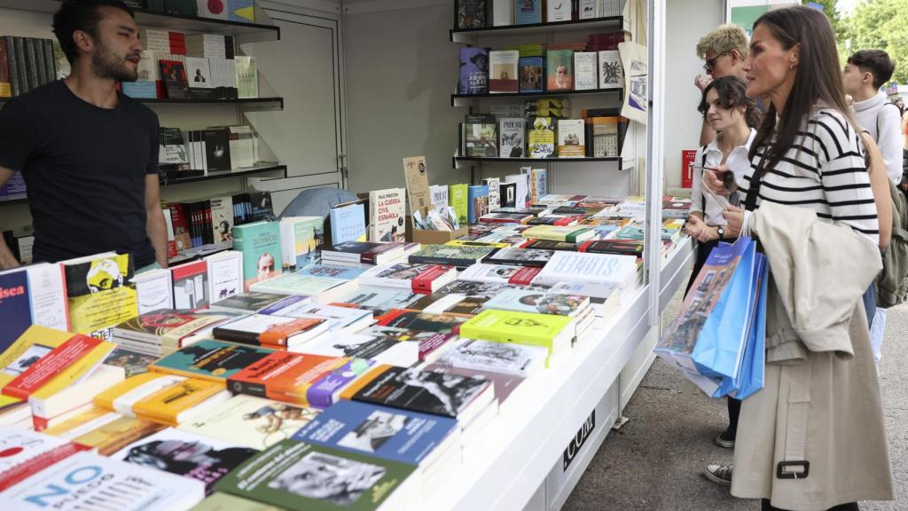 La reina en la Feria del Libro de Madrid.