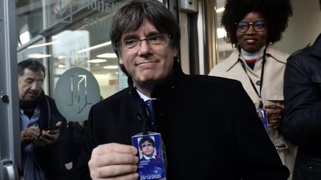 Carles Puigdemont en la puerta del Parlamento Europeo.