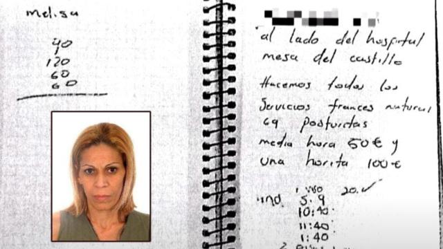 La mami Viviana junto a una libreta intervenida por la Policía Nacional en uno de los burdeles clandestinos.