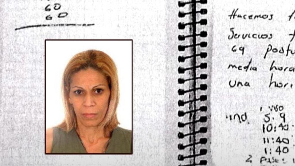 La mami Viviana junto a una libreta intervenida por la Policía Nacional en uno de los burdeles clandestinos.