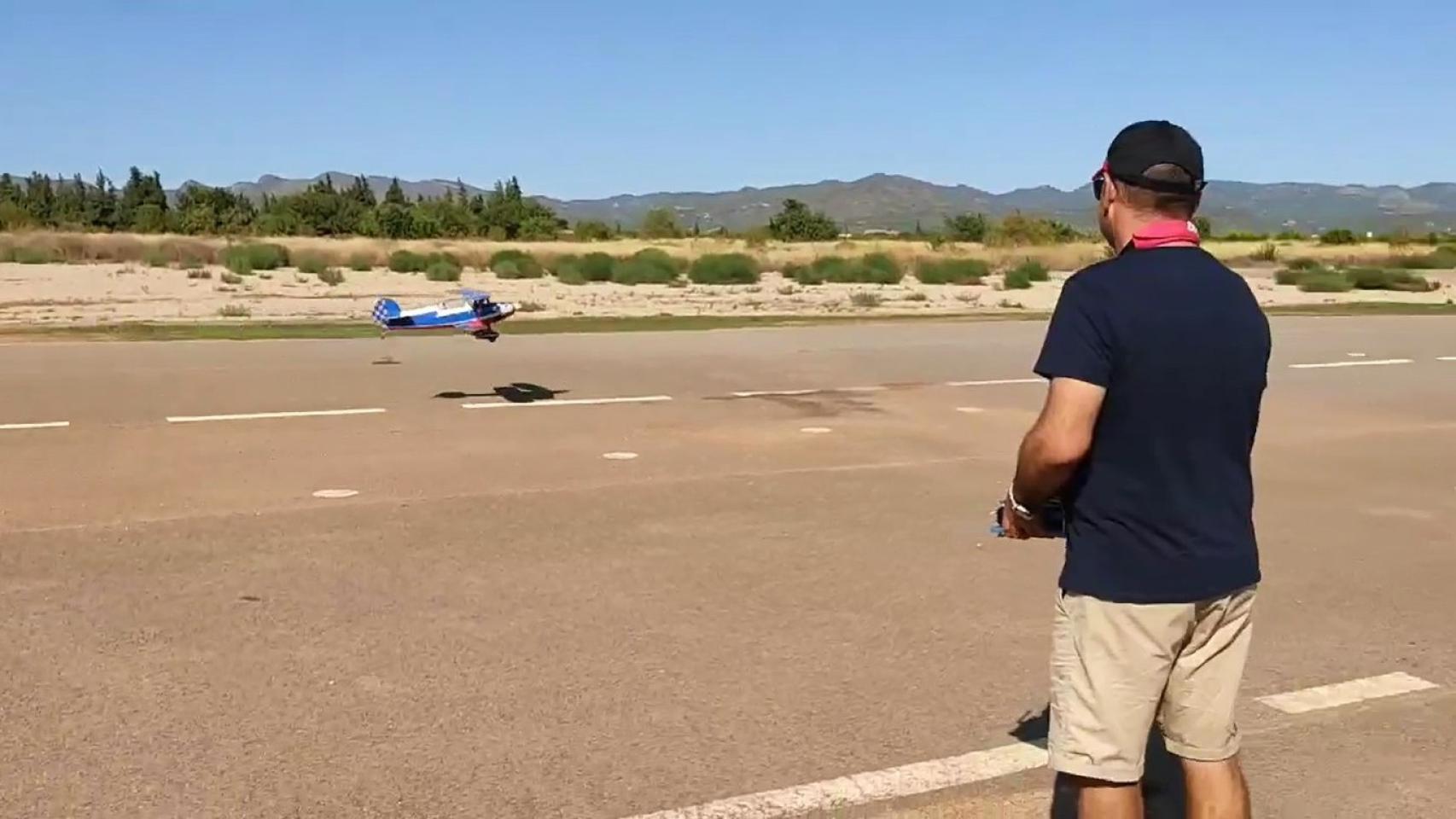 Piloto de aeromodelismo en la pista de Llíria donde ha tenido lugar el trágico suceso. EE
