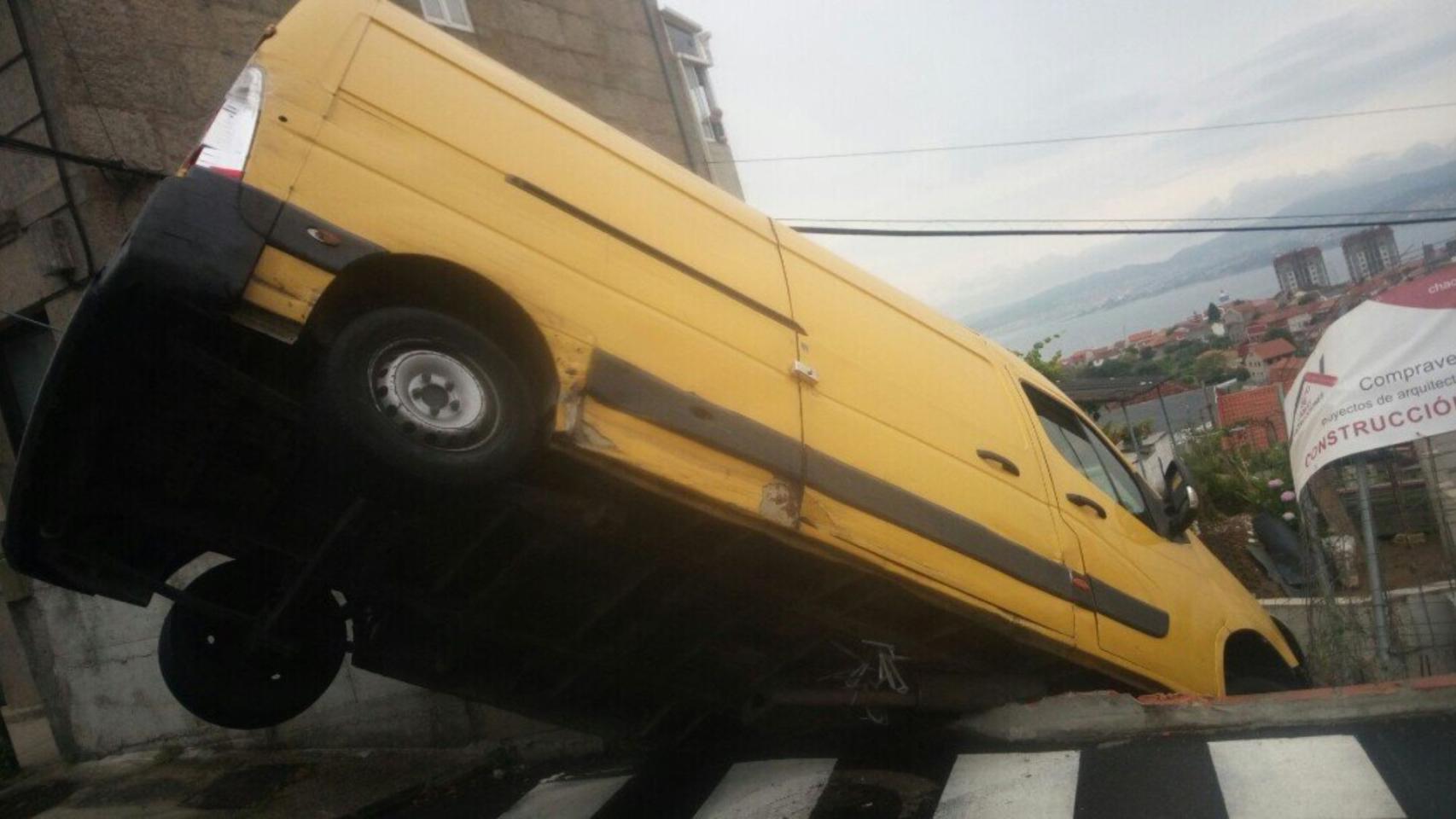 Así quedó la furgoneta que se salió de la vía en Vigo.
