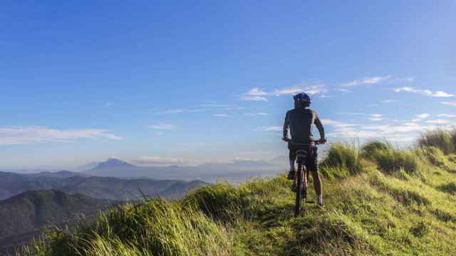 Ciclista en una montaña de Galicia.