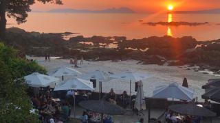 Imagen de O Pirata y su buen ambiente, con el sol escondiéndose entre las Islas Cíes. (Cedida)