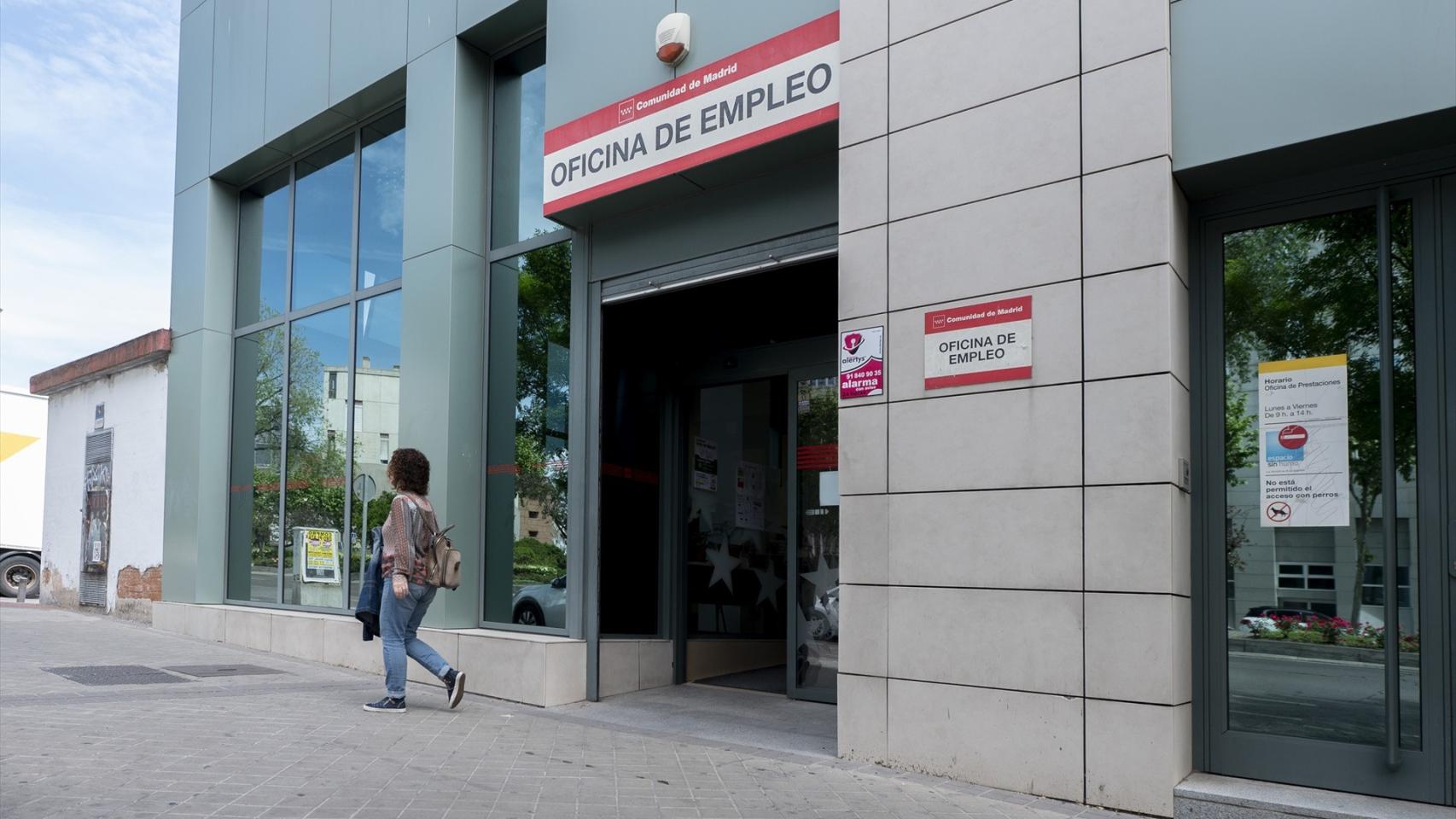 Una persona sale de la oficina del SEPE.