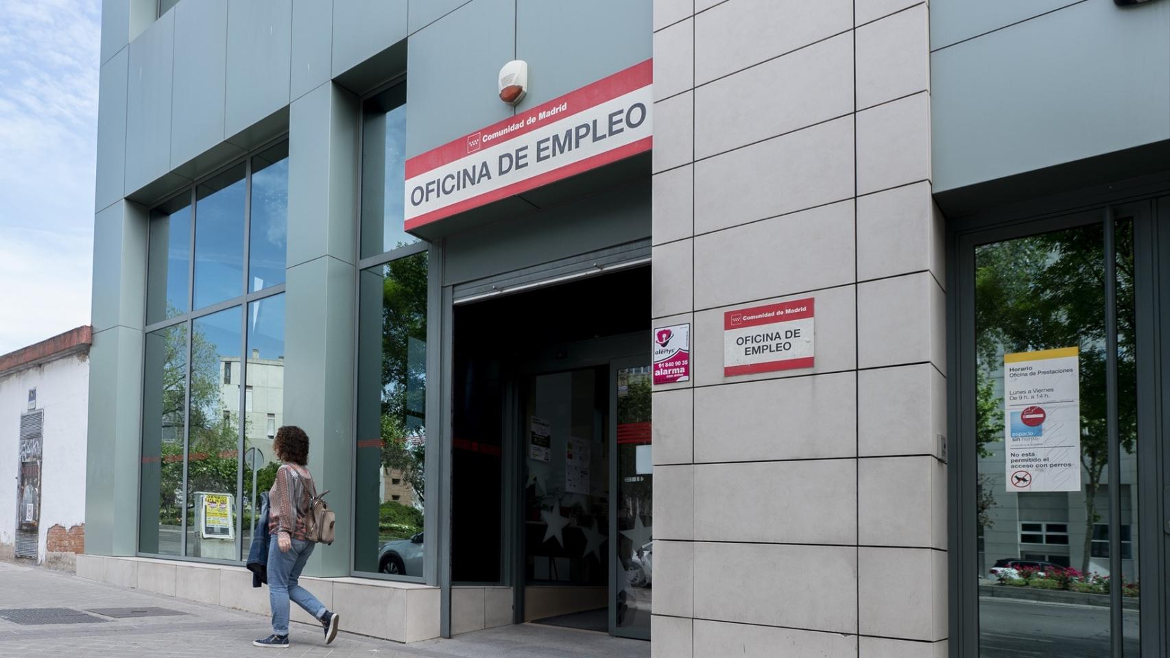 Una persona sale de la oficina del SEPE.