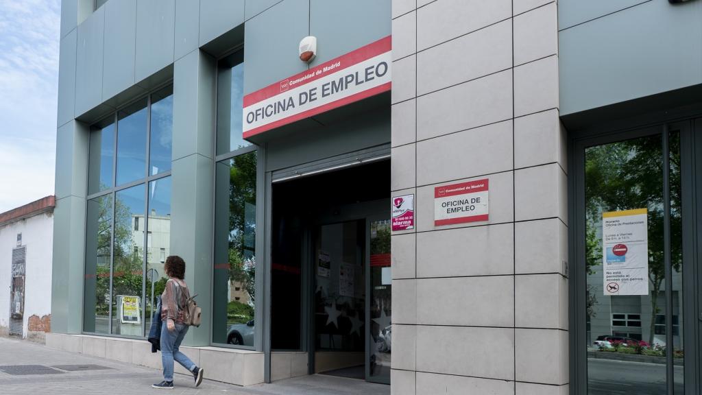 Una persona sale de la oficina del SEPE.