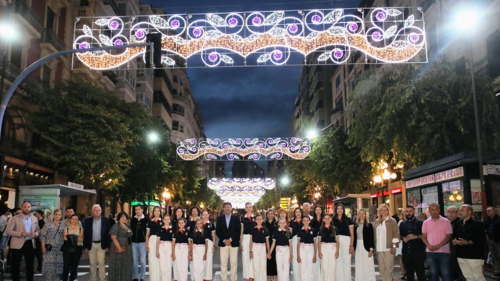 Las Belleas del Foc y sus damas con los representantes de la corporación en la Rambla.
