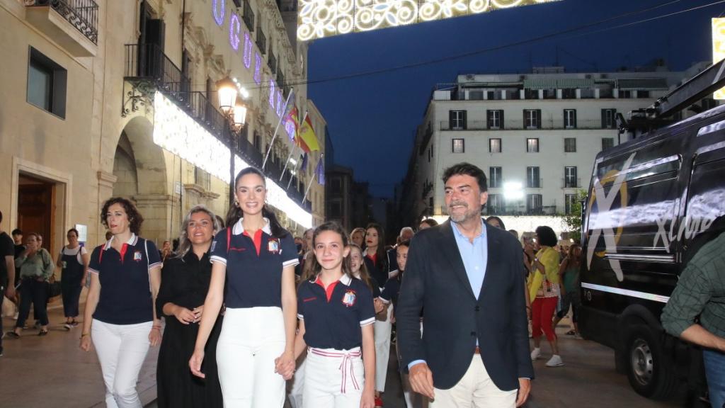 La Bellea del Foc adulta e infantil Belén Mora e Inés Llavador con Luis Barcala.