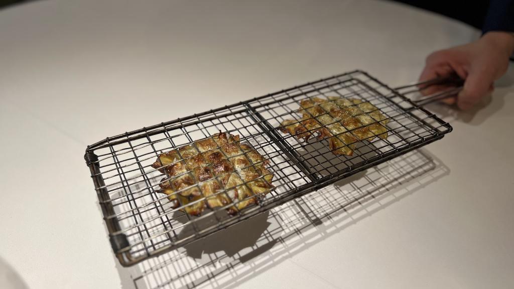 Alcachofas de Tudela cocinadas a la parrilla en una kokotxera