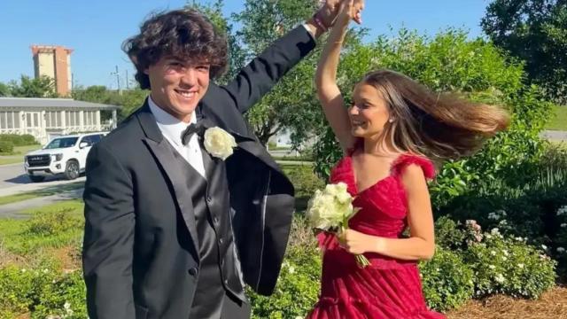 Cameron Robbins junto a Virginia Moore en su baile de graduación