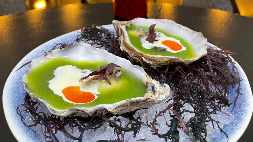 La ostra con leche de tigre, tomatillo verde, leche de tigre cremosa, chalaquita y aceite anticuchado, los mejillones a la chalaca con gazpachuelo acevichado, aceite de hierbas, cebollino y cebolla frita.