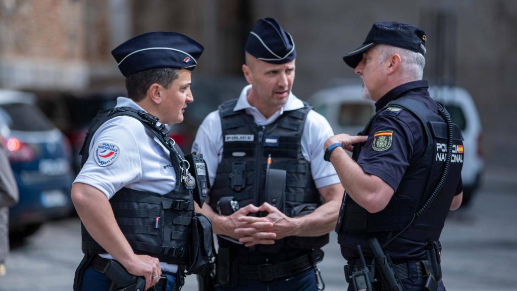 Bienvenida a los policías franceses. Foto: Javier Longobardo.
