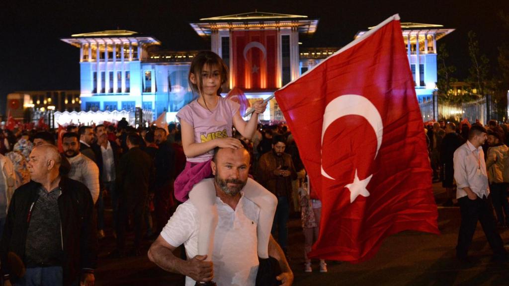 Los seguidores se reúnen para escuchar al presidente turco Recep Tayyip Erdogan dar un discurso después de ganar la reelección en Turquía.