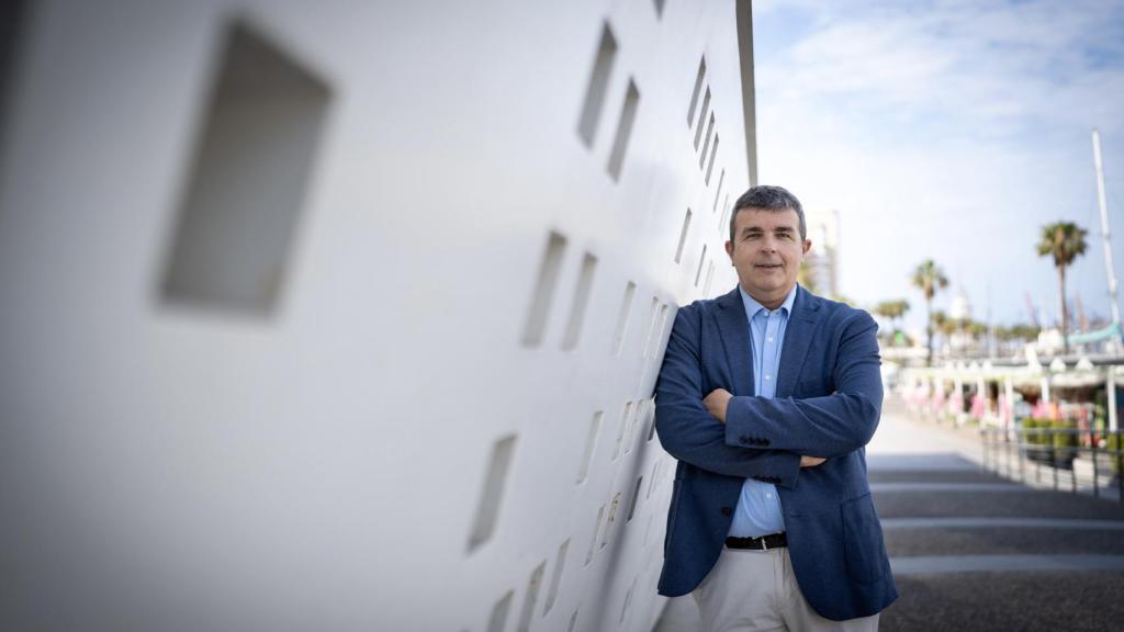 Tomás Pérez Benz posa en el puerto de Málaga.
