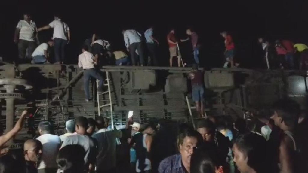 Imágenes de las secuelas del accidente en el estado de Odisha, en el este de la India.