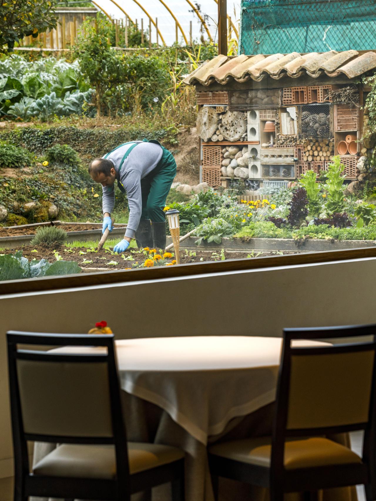 Los hermanos Echapresto cuentan con una huerta que rodea el restaurante, de la que obtienen los ingredientes que cocinan.