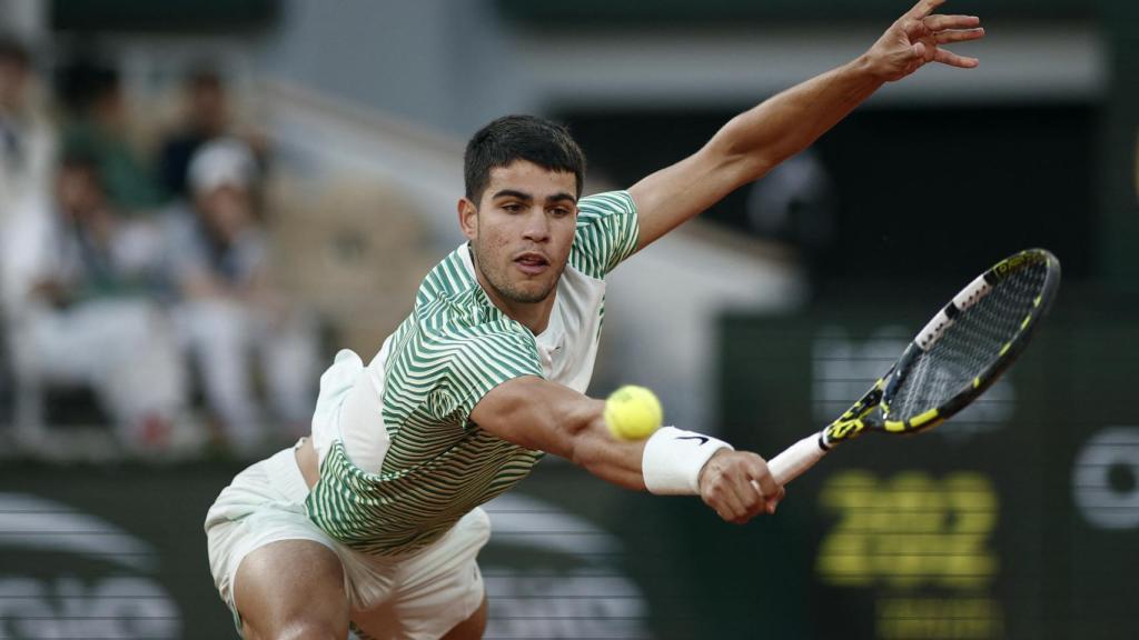 Alcaraz, voleando durante su partido de este viernes en Roland Garros.