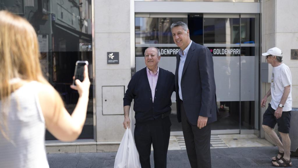 Un hombre le pide a Albiol hacerse una foto en la calle.