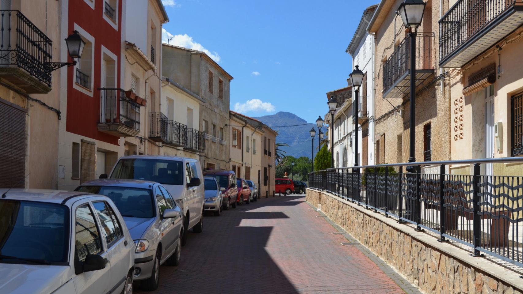 Una de las calles principales de este pueblo alicantino.