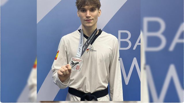Hugo Arillo, con su medalla de subcampeón.