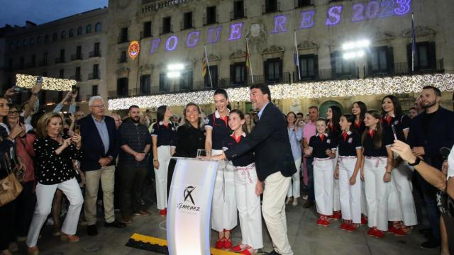 El alcalde y las Belleas del Foc en el encendido de las luces en la plaza del Ayuntamiento de Alicante.