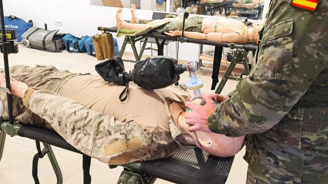 Un militar del MOE con uno de los maniquíes en Rabassa con que ensayan dentro del programa Cyborg.