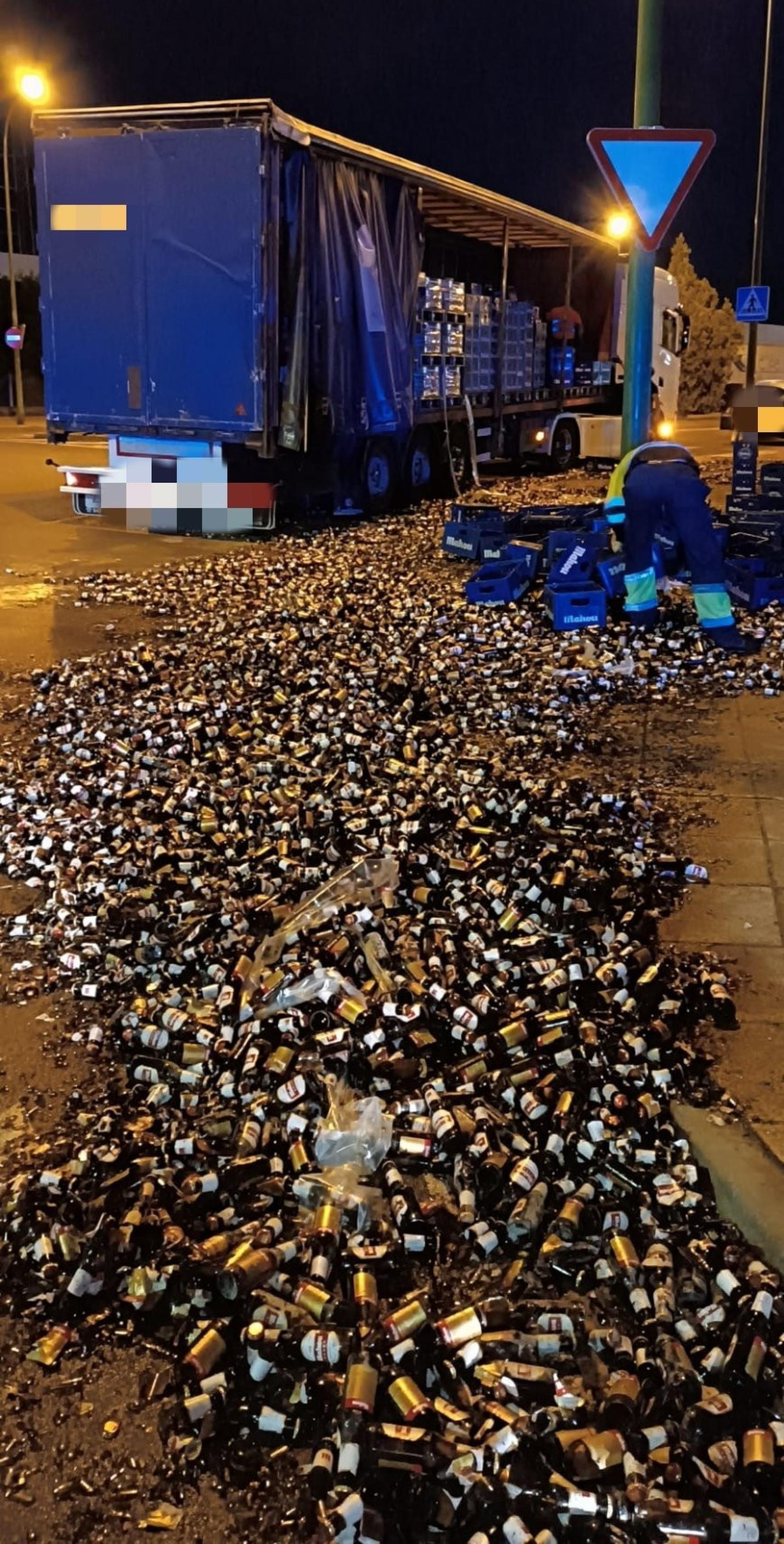 El camión y las cervezas que se han caído