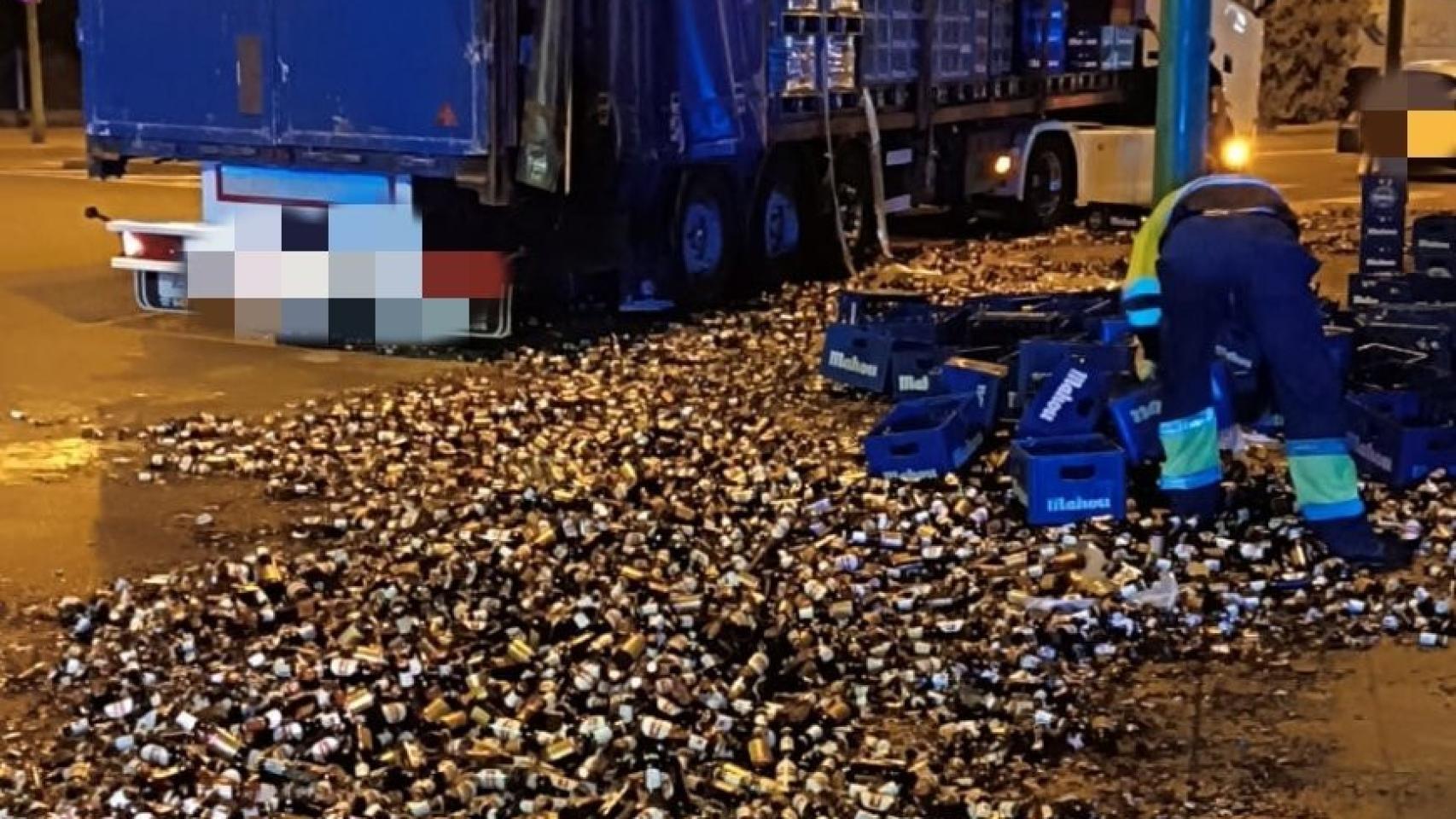 El camión y las cervezas que se han caído