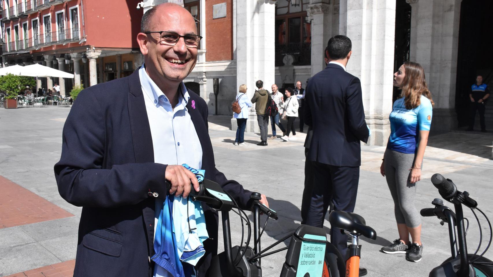 Vélez lanza un dardo a Carnero: “Hay que pensar en construir, no en destruir”