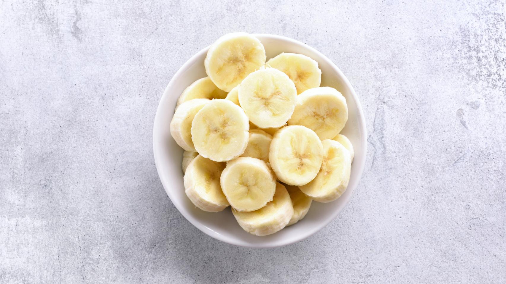 Un cuenco con trozos de plátano.