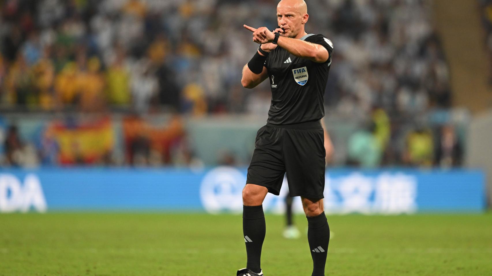 El árbitro Szymon Marciniak durante un partido