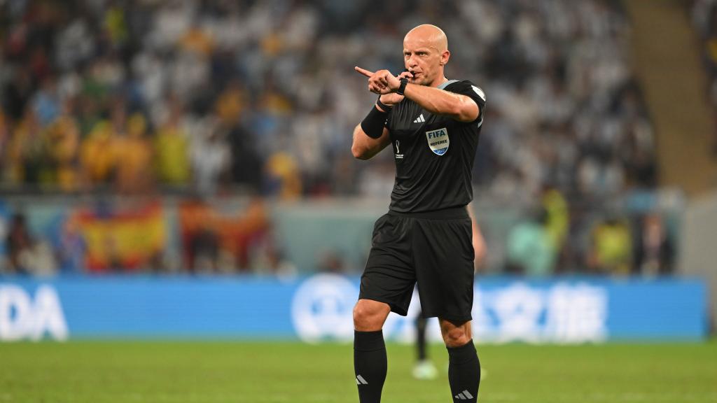 El árbitro Szymon Marciniak durante un partido