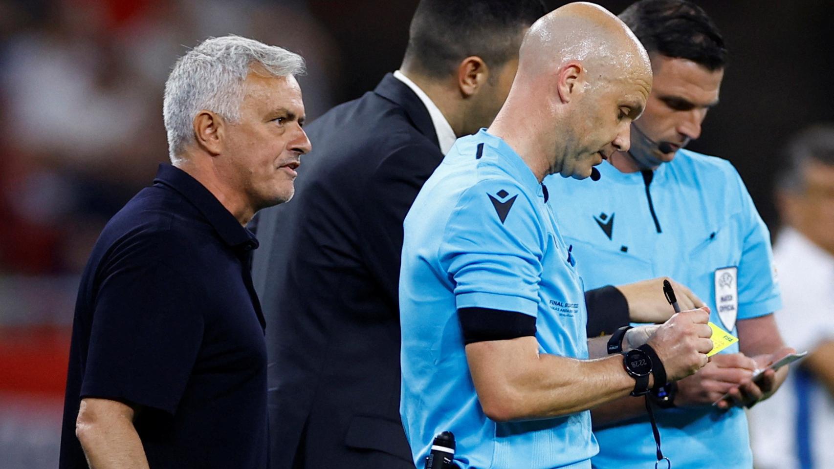 Mourinho increpa a Taylor.