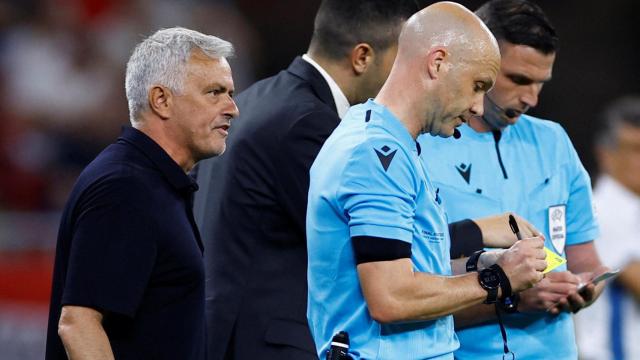 Mourinho increpa a Taylor.