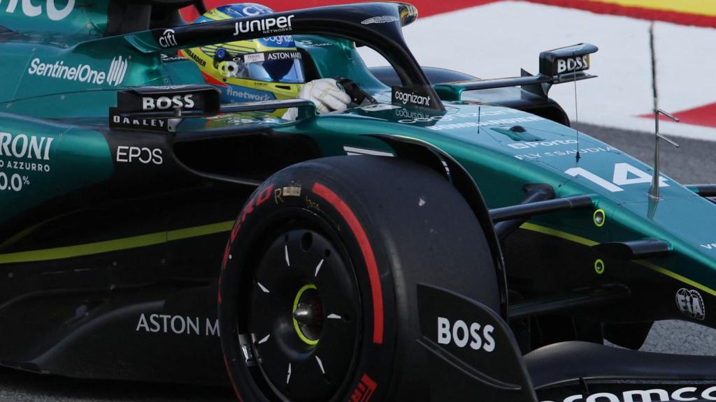 Fernando Alonso, con su Aston Martin en Montmeló.