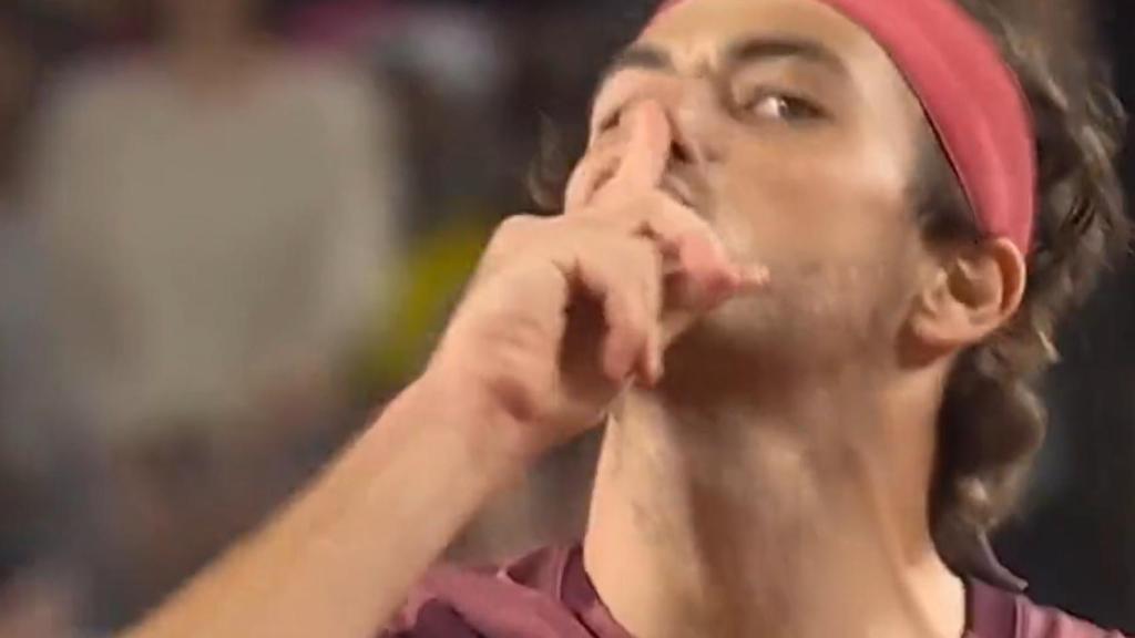 Taylor Fritz, mandando callar al público de Roland Garros.