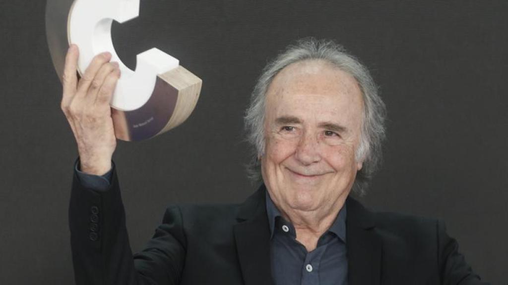 Joan Manuel Serrat recibe el Premio Nacional de Cultura de Cataluña este viernes en el Colegio de Arquitectos de Barcelona. A la izquierda, la cantautora Sílvia Pérez Cruz, y a la derecha, el presidente de la Generalitat, Pere Aragonès. Foto: EFE/Quique García