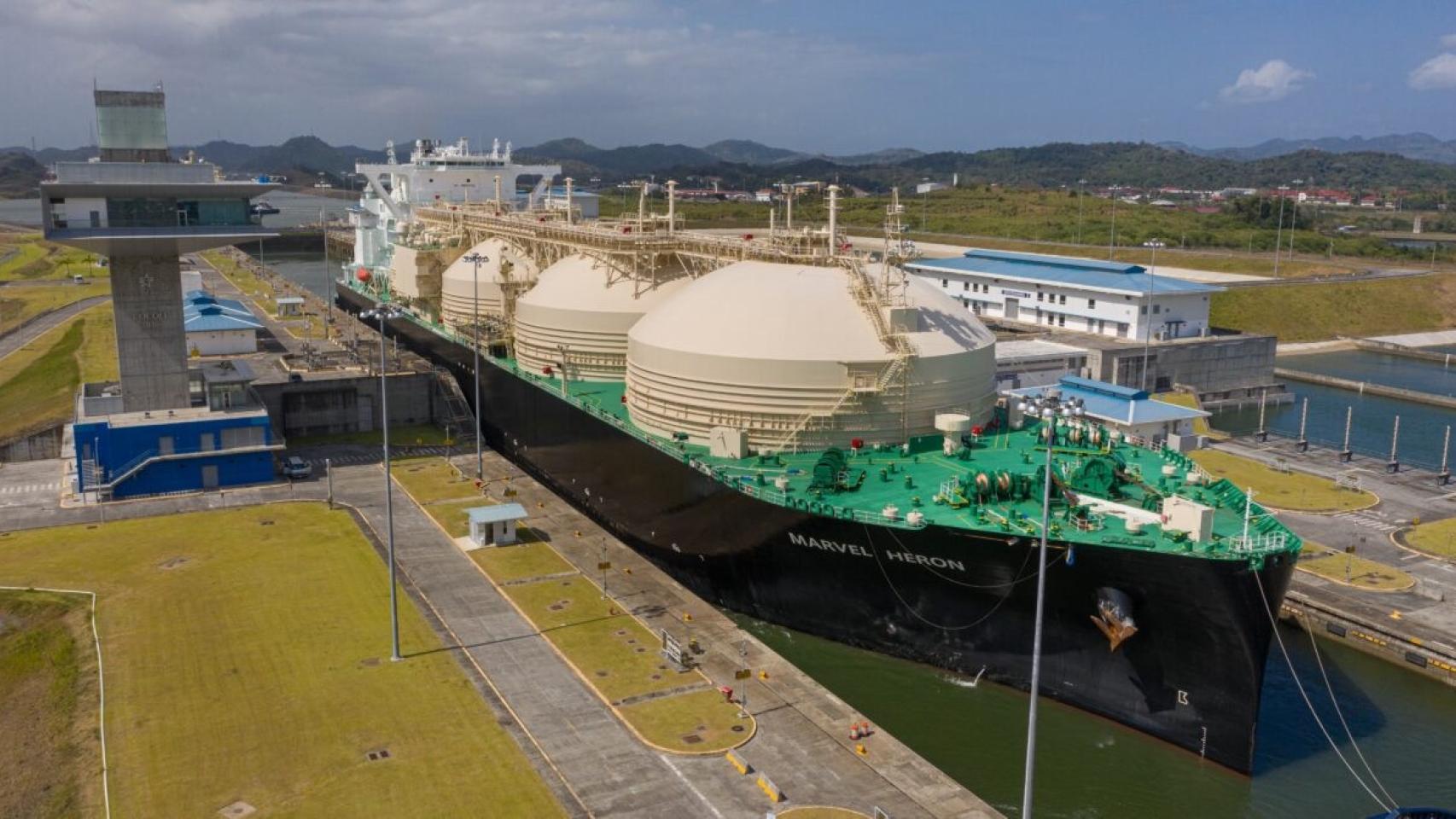 Metanero, buque que transporta GNL (gas natural licuado), en el Canal de Panamá.