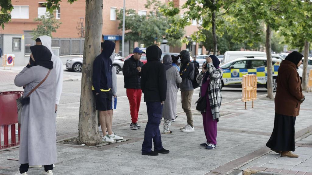 Vecinos desalojados esta mañana en Alcobendas.