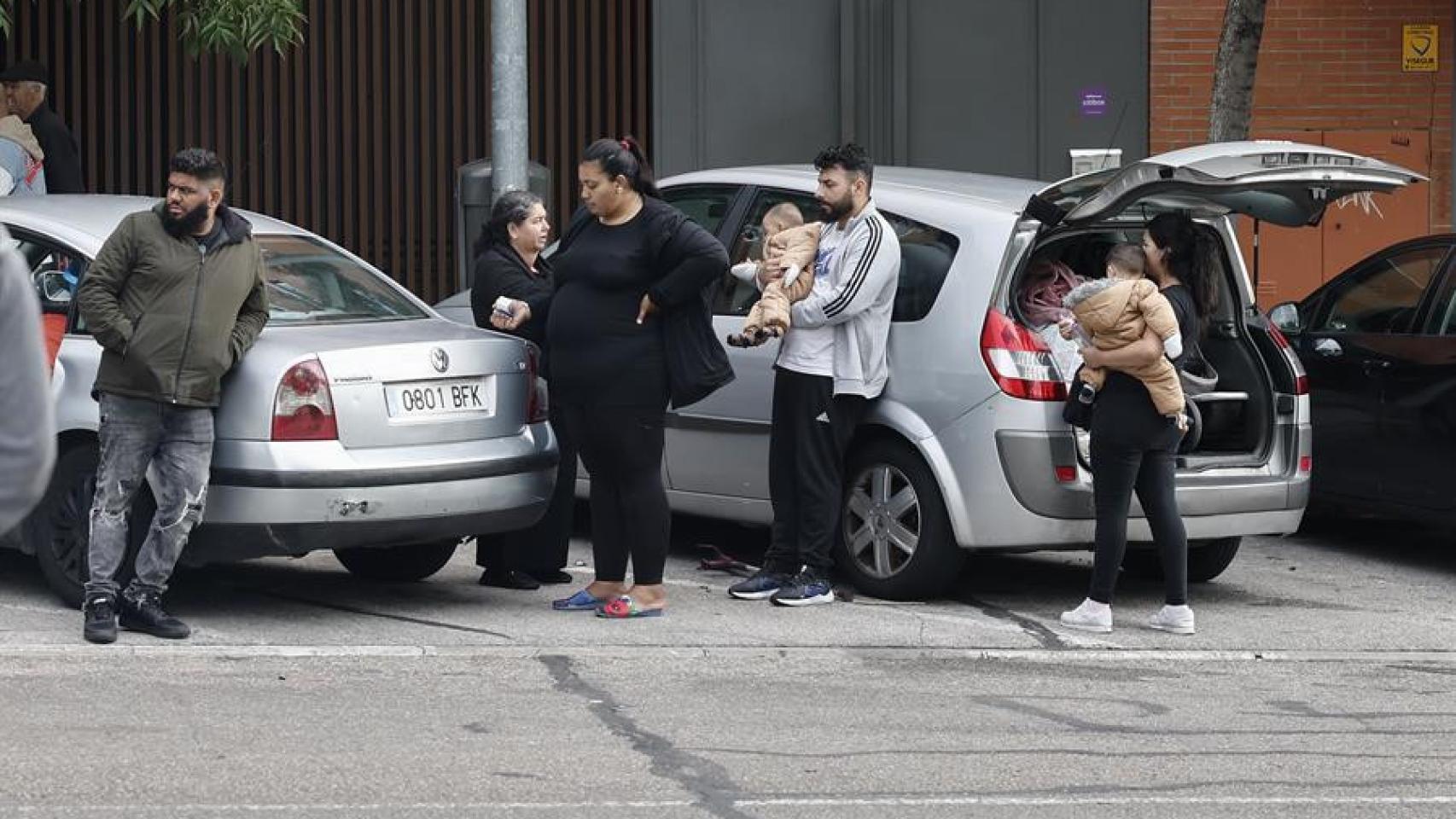 Vecinos desalojados esta mañana en Alcobendas.
