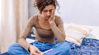 Una mujer triste porque no consigue quedarse embarazada.
